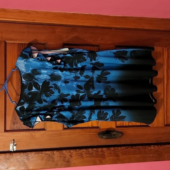 Woman's Plus Lily by Firmiana Teal/Black Floral Flutter Sleeve Tunic. Size 3XL - Picture 2 of 4